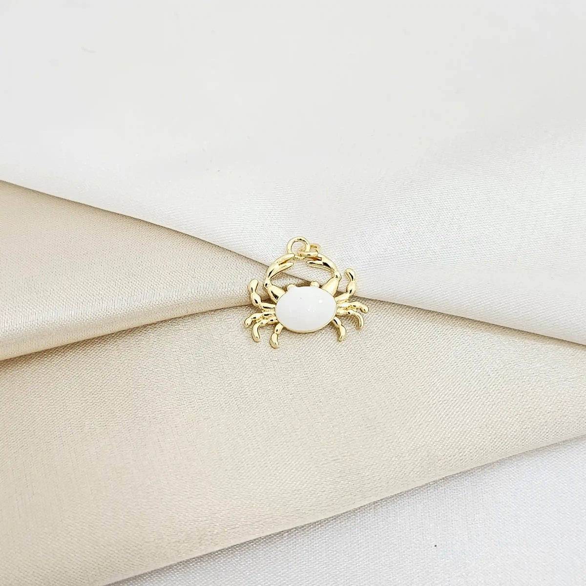 Dije Cangrejo Pequeño Blanco Y Dorado Rf K7129