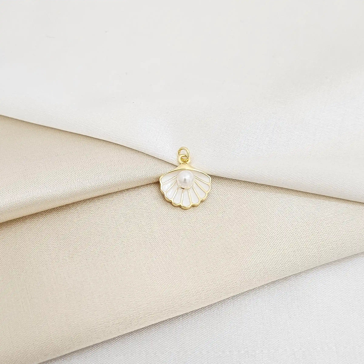 Dije Concha Blanca Y Dorado Con Perla Rf K7136