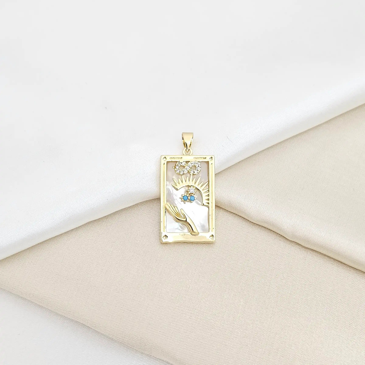 Dije Cuadro Grande Nacar Mano Y Sol Dorado Rf K6566