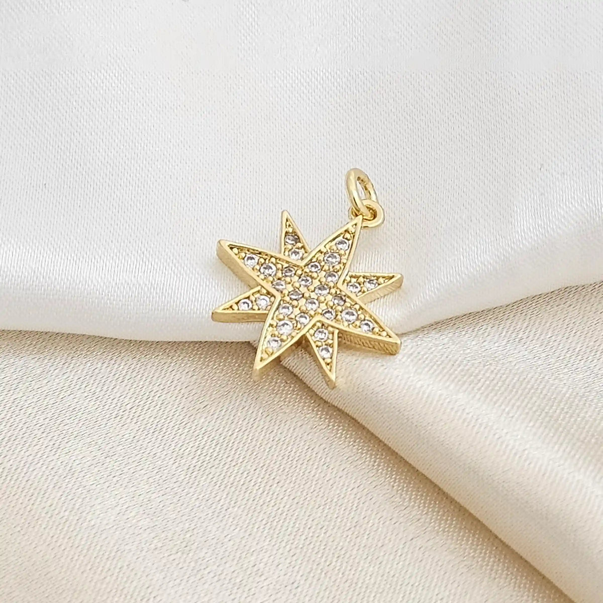 Dije Estrella Mediana Con Circones Dorado Rf K4125