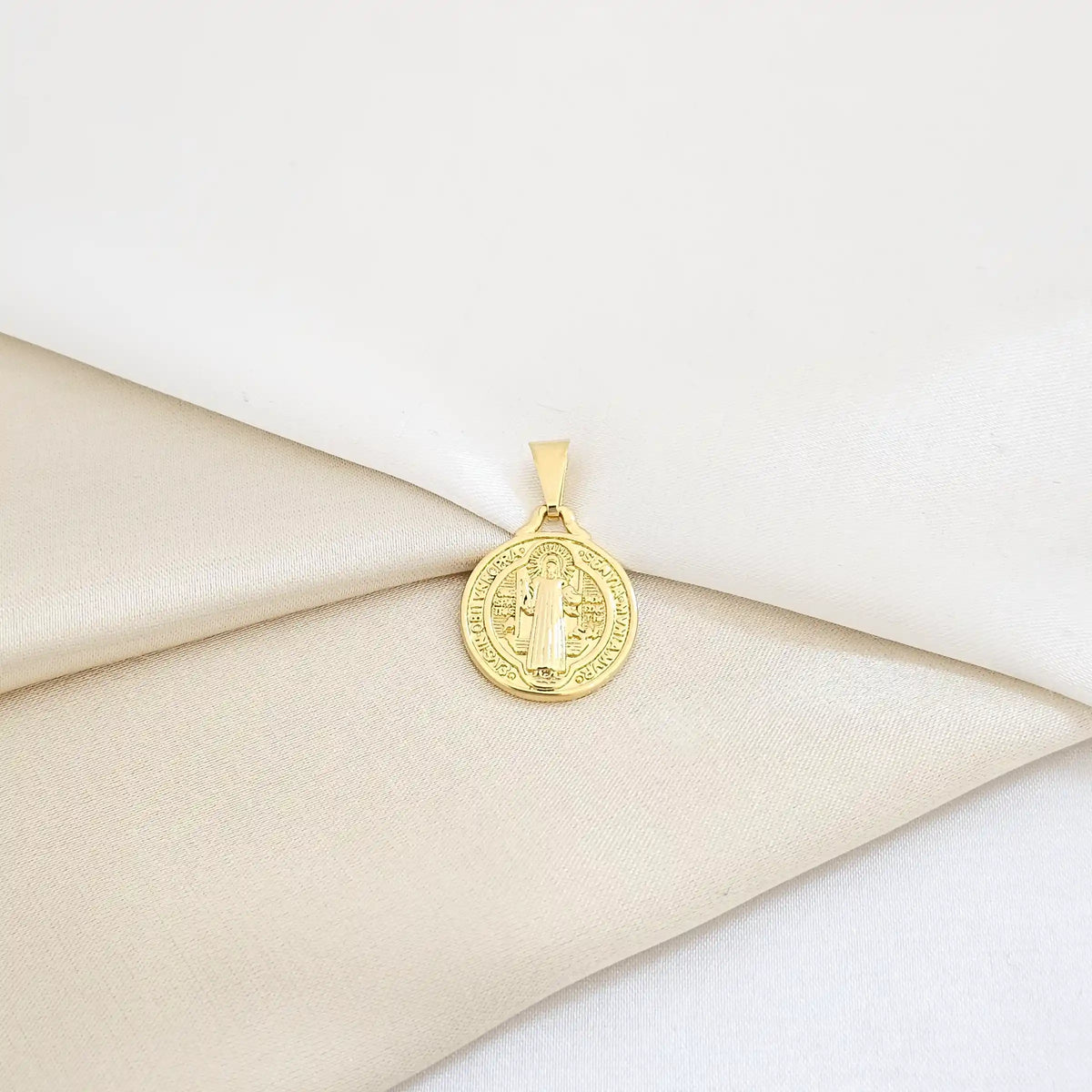 Dije Medalla De San Benito Lam 18K B/23325