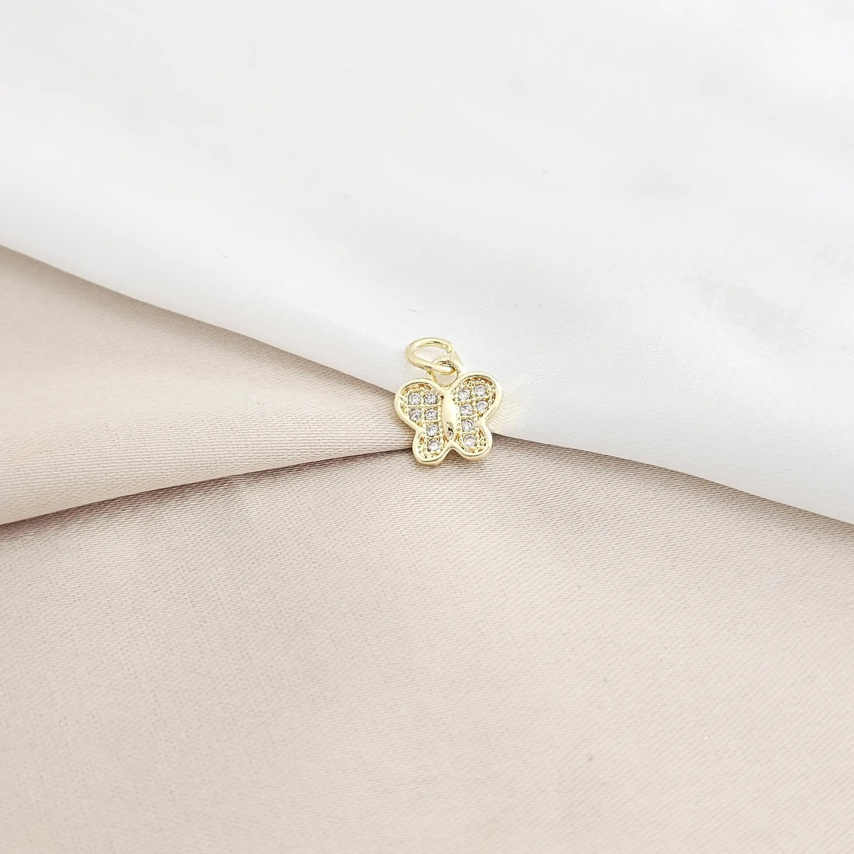 Dije Mini Mariposa Con Circones Dorado Rf K7954