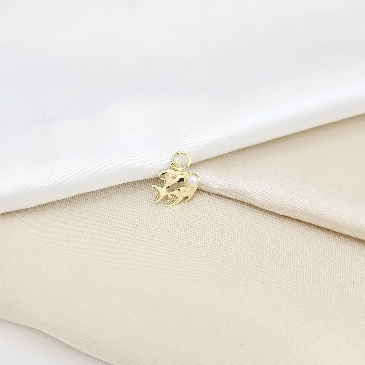 Dije Mini Pez Dorado Con Perlas Rf K6677