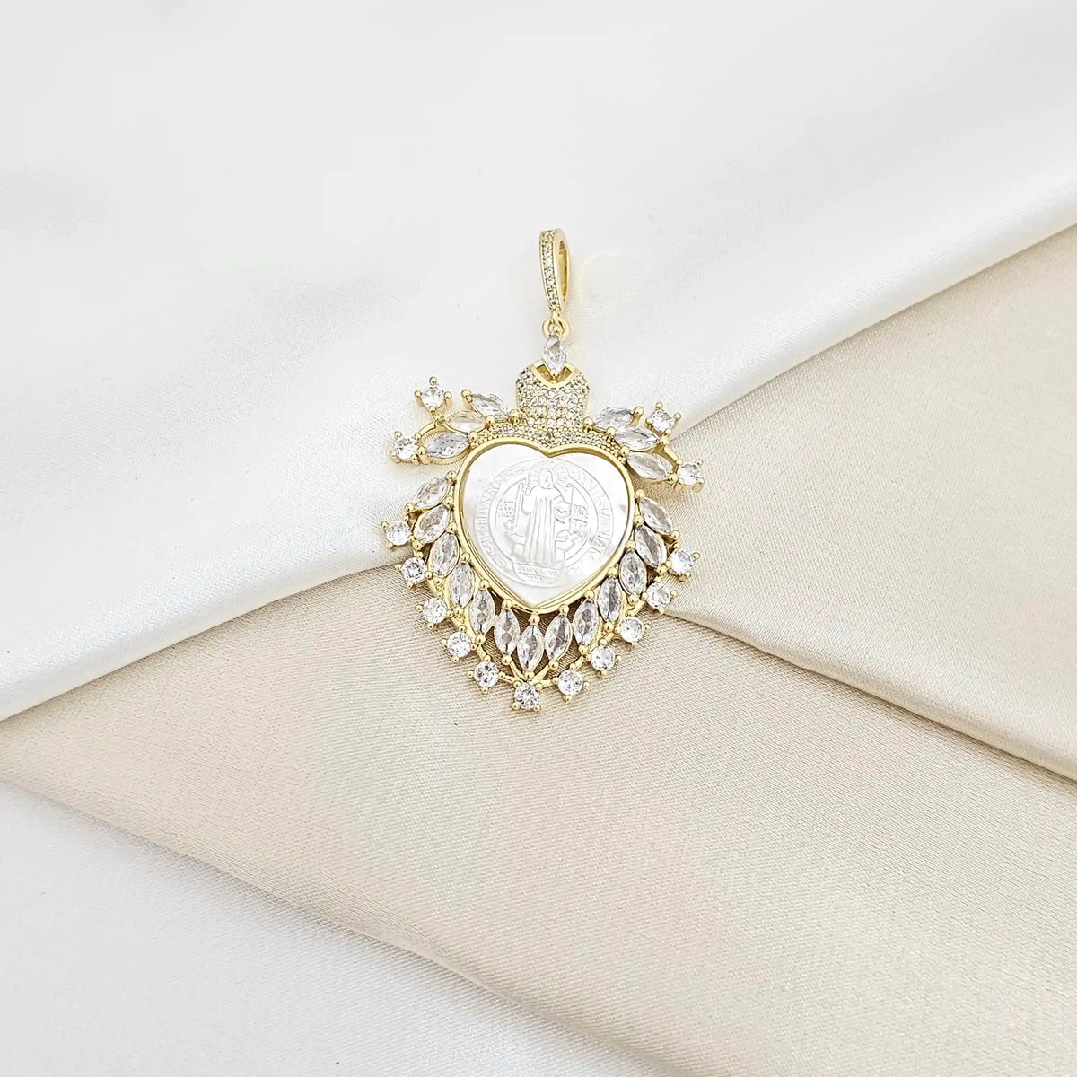 Dije Nacar Corazon San Benito Circon Dorado Rf K6578