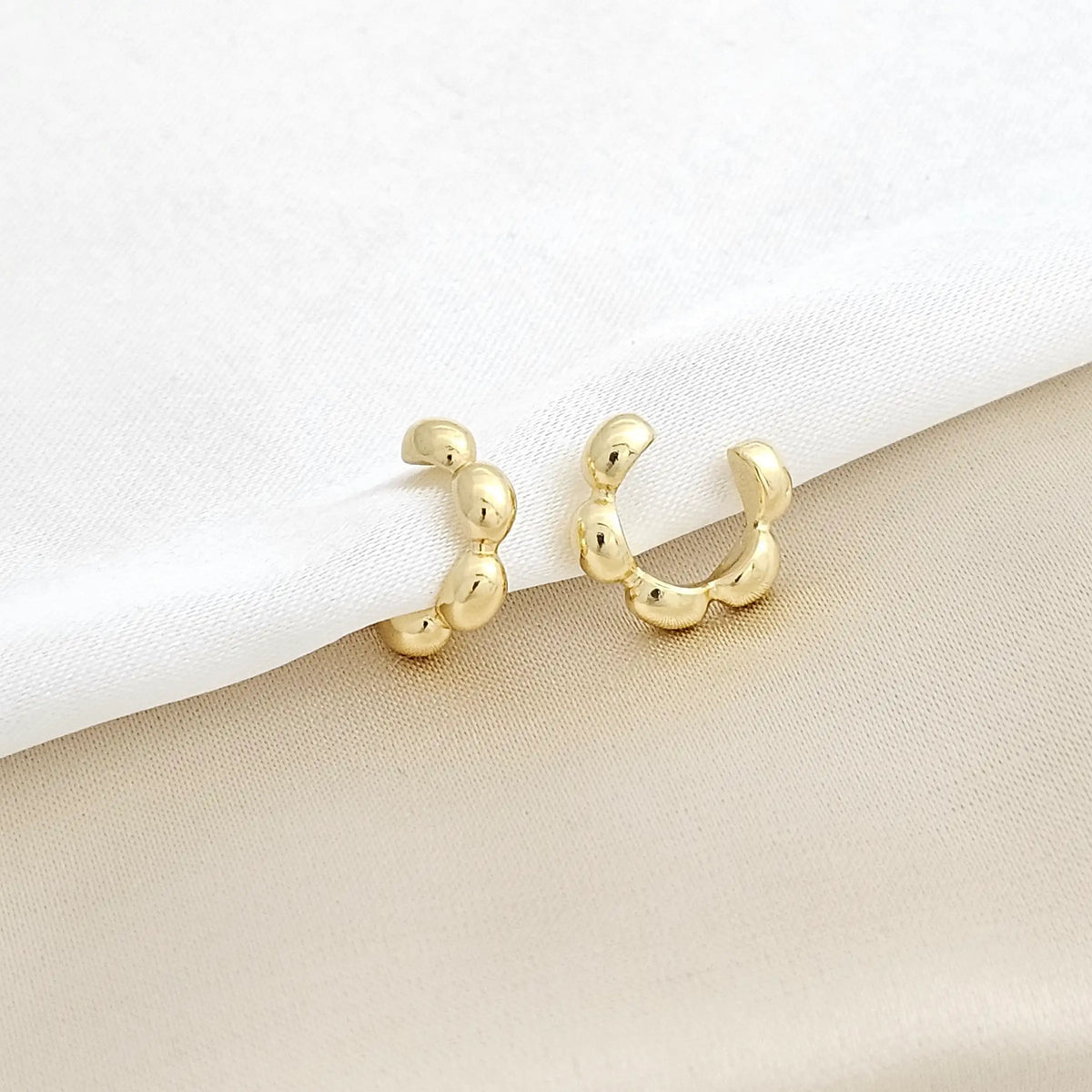 Earcuff Bolas Pequeñas Dorado Rf K3390