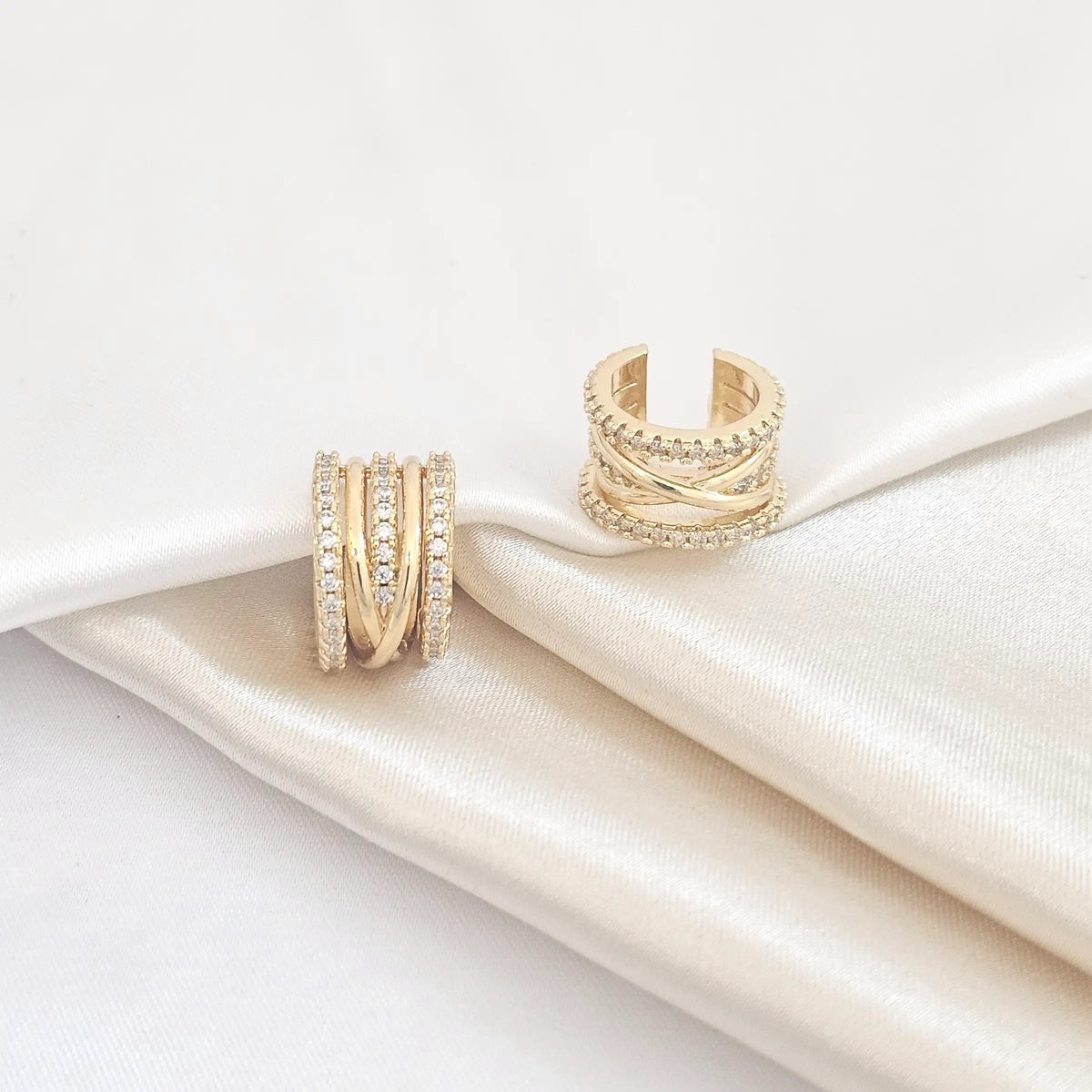Earcuff Circones Tres Lineas Con X Lisa Dorado Rf K4800