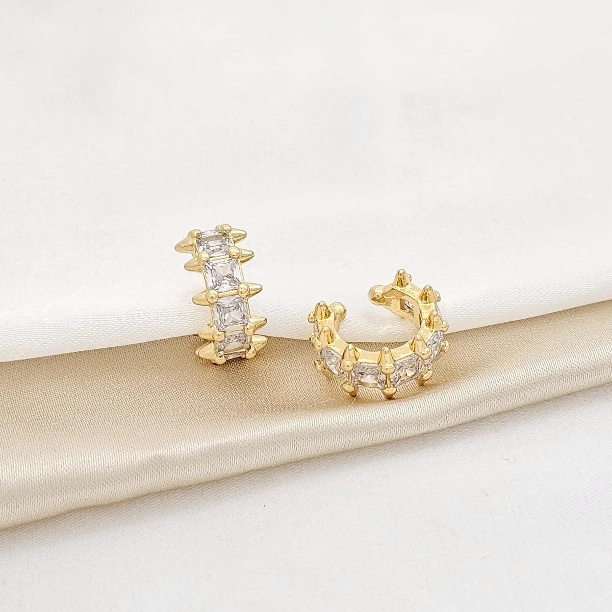 Earcuff Clavos Y Circones Dorado Rf K3755