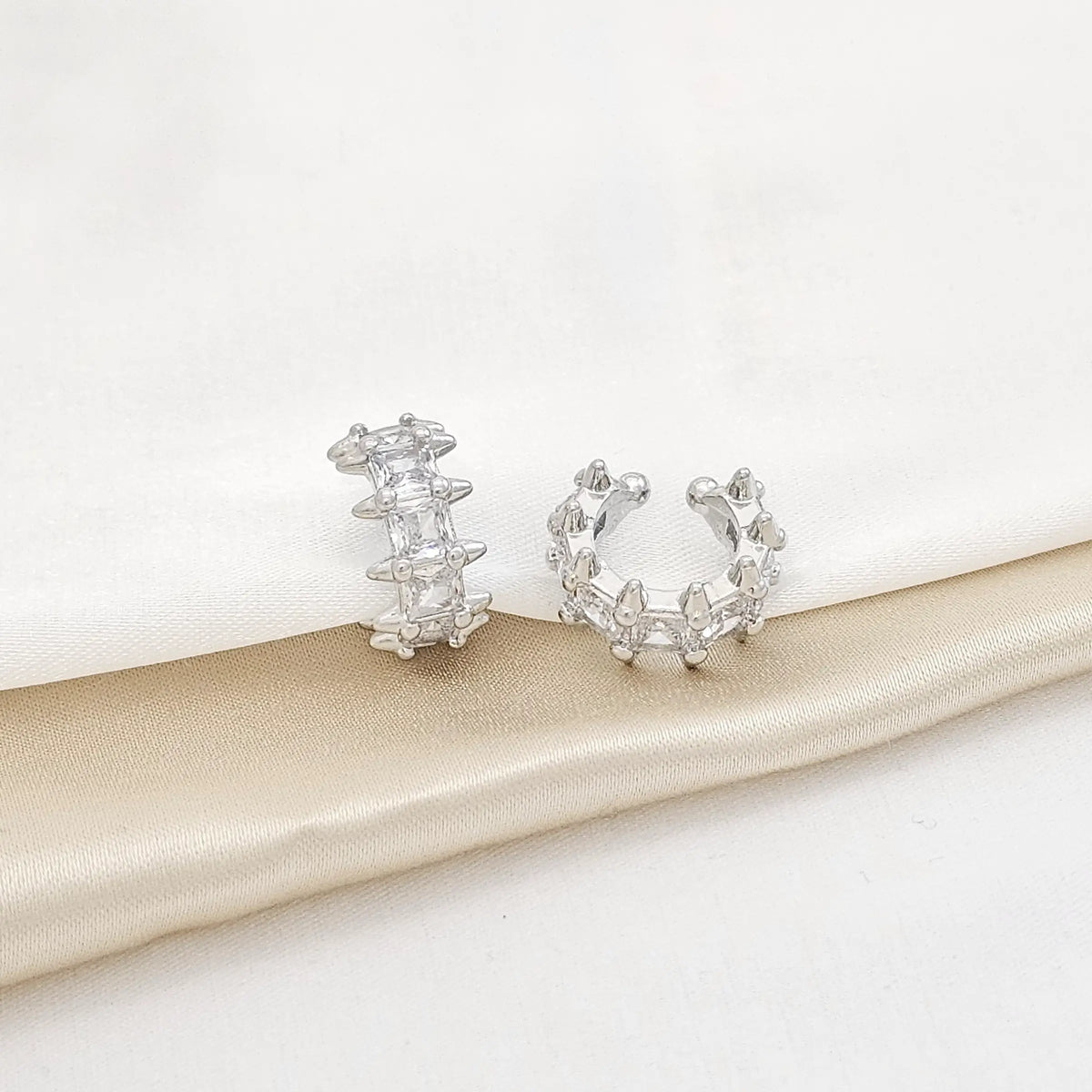 Earcuff Clavos Y Circones Plateado Rf K3756