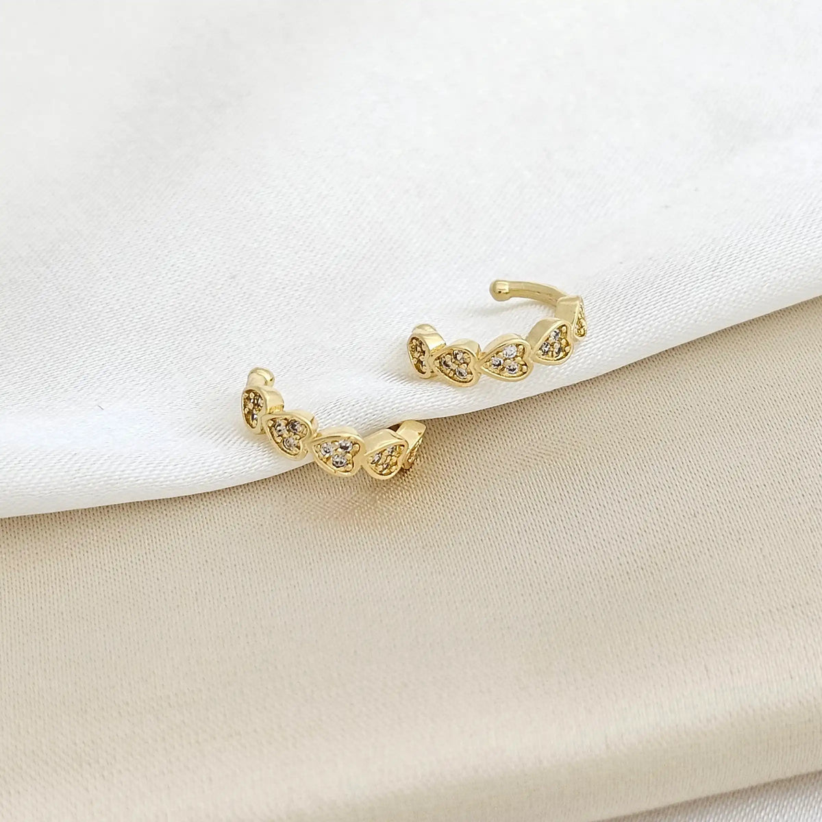 Earcuff Corazones En Fila Circones Dorado Rf K3407