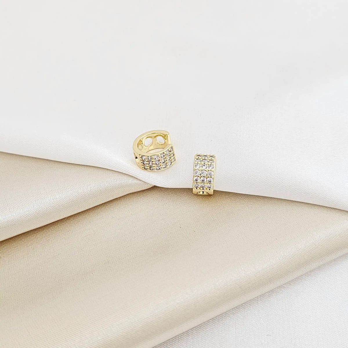 Earcuff Cuatro Circulos Con Circones Dorado Rf K7198