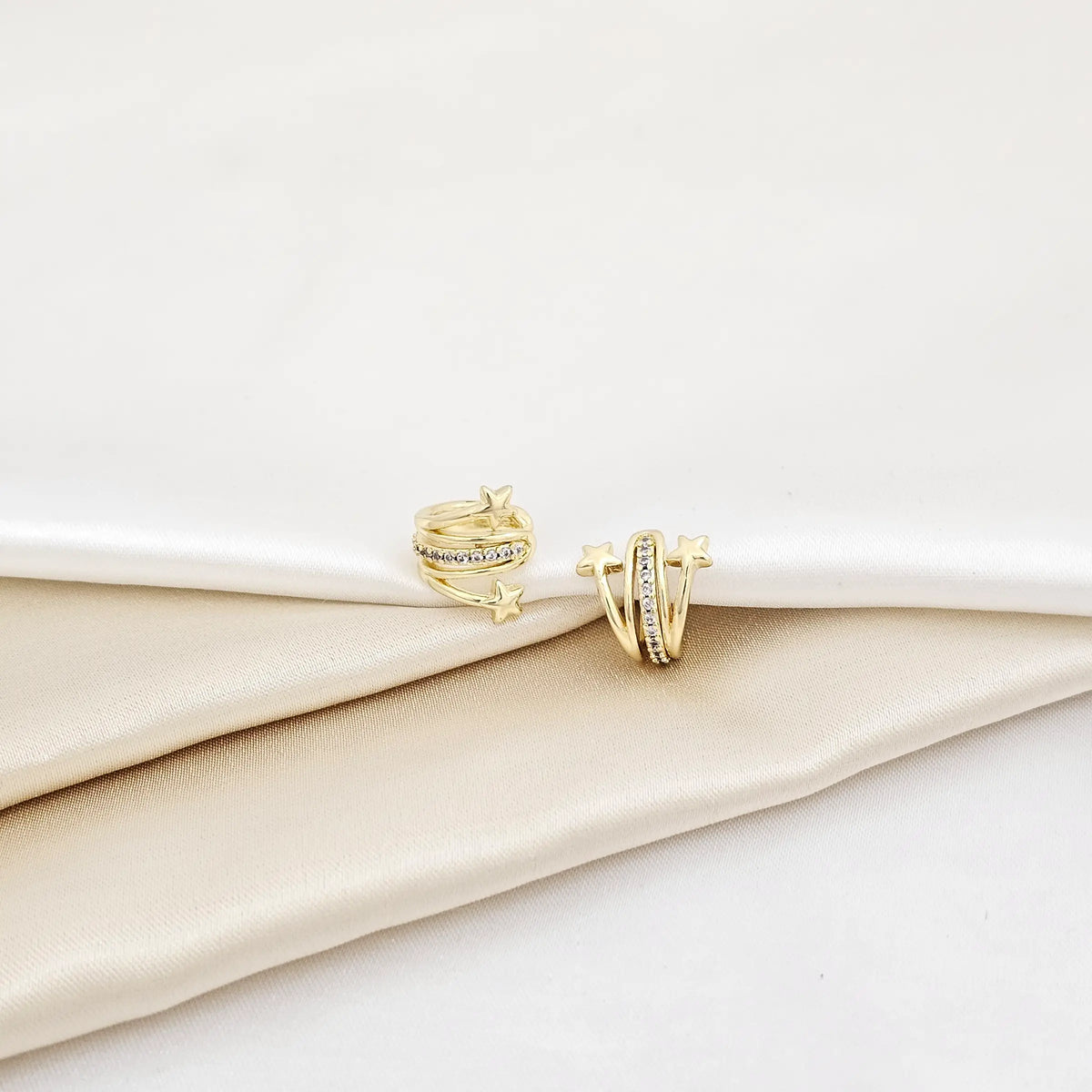 Earcuff Doble Estrellas Y Lineas Circones Dorado Rf K7008