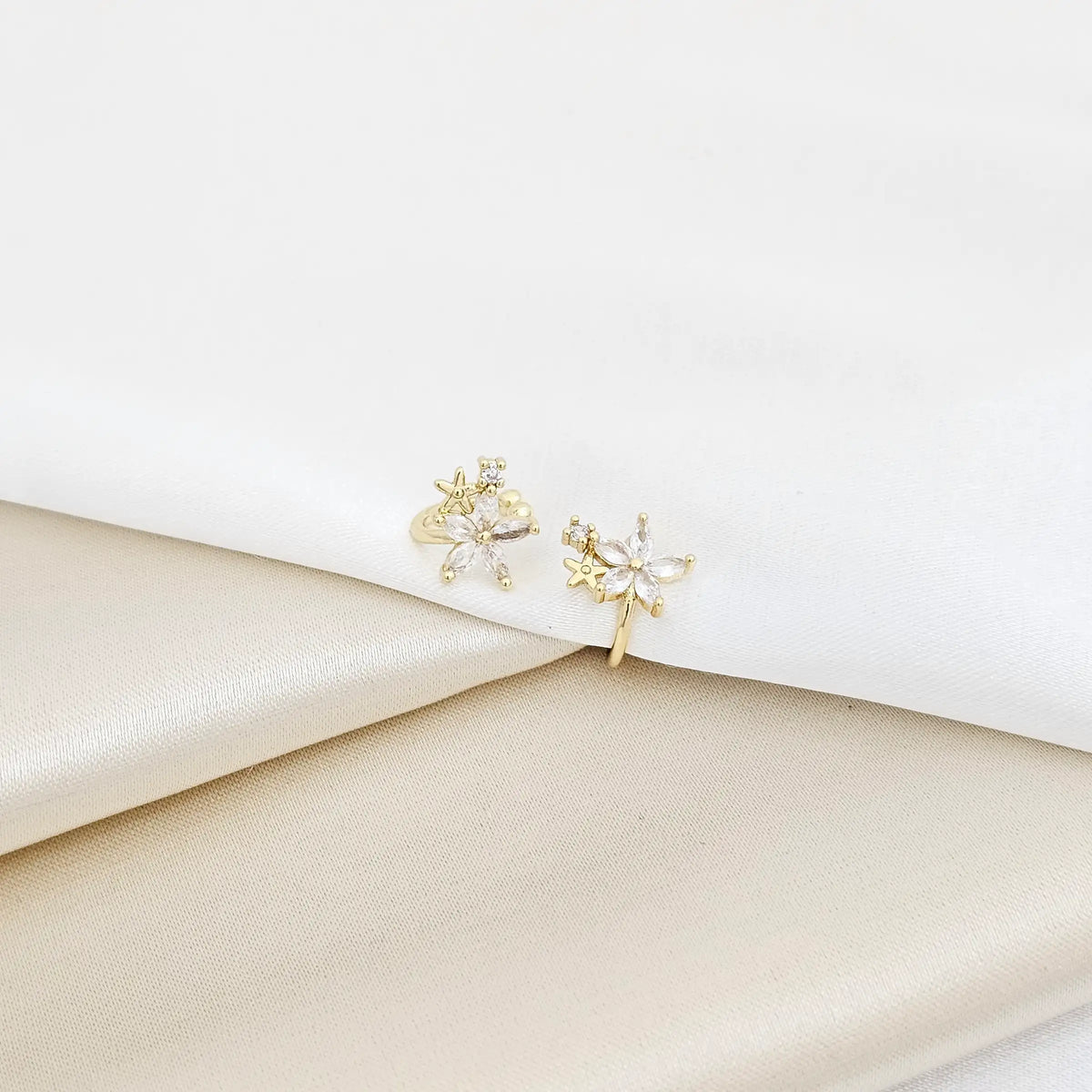 Earcuff Doble Flor Dorado Con Circones Rf K7197