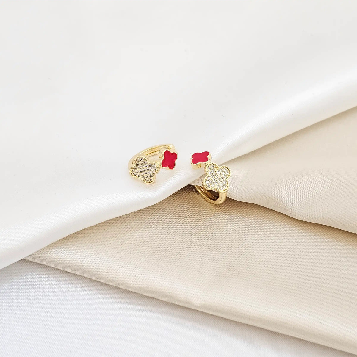 Earcuff Doble Trebol Dorado Y Rojo Rf K6257