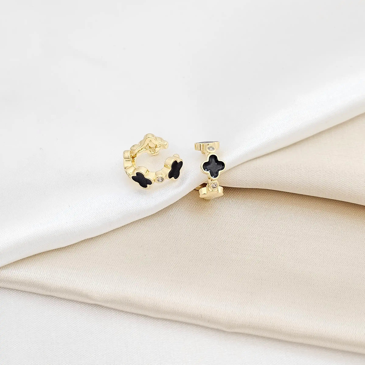 Earcuff Dorado Mini Trebol Negro Con Circon Rf K6341