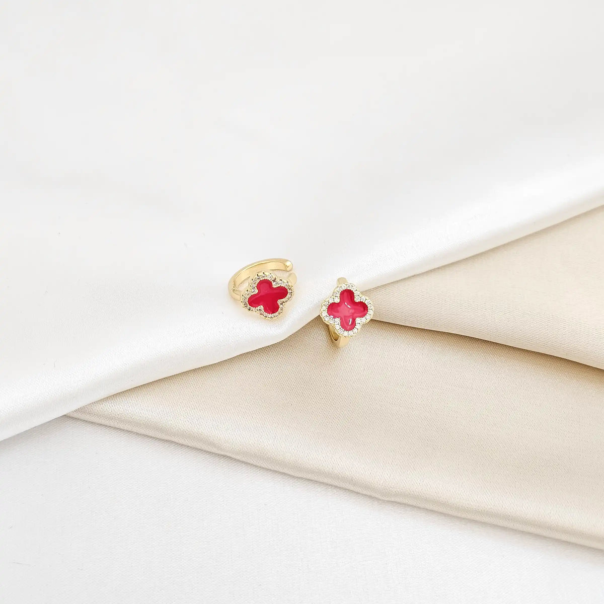 Earcuff Dorado Trebol Rojo Con Circones Rf K6337