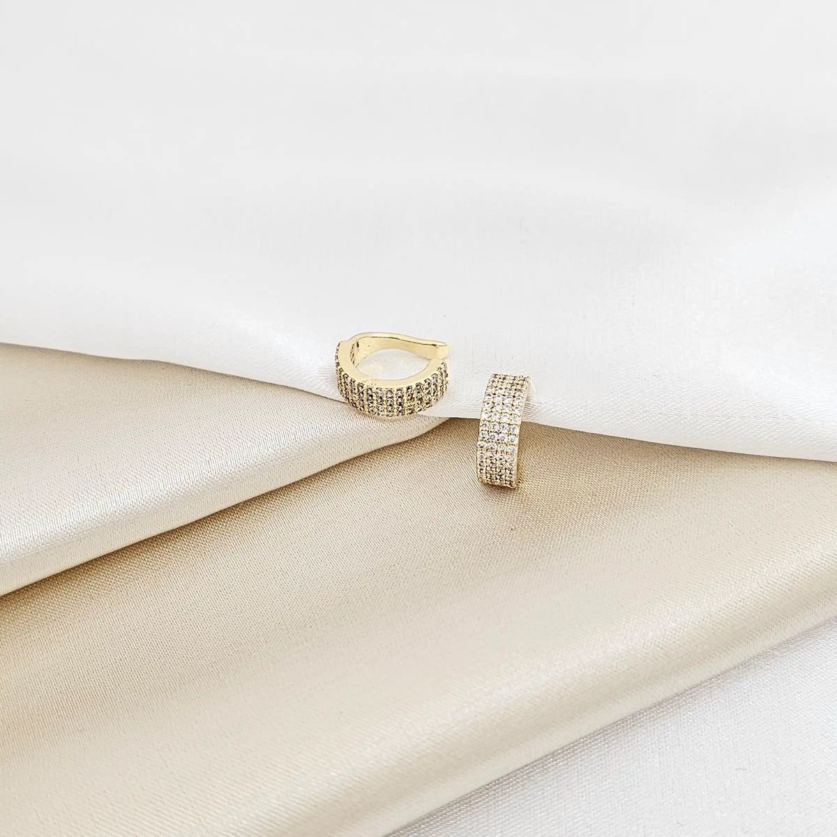 Earcuff Elegante Con Circones Dorado Rf K7200