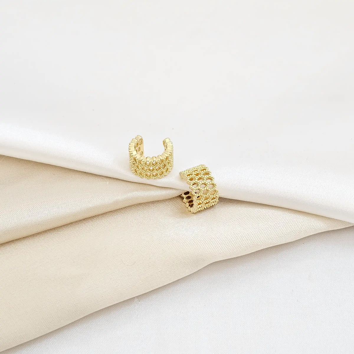 Earcuff Figura Con Puntos Dorado Rf K6122