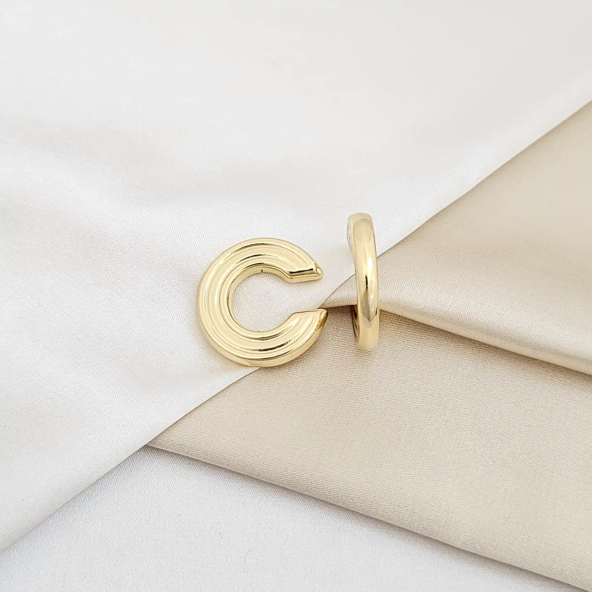Earcuff Grande Lineas Dorado Rf K6772