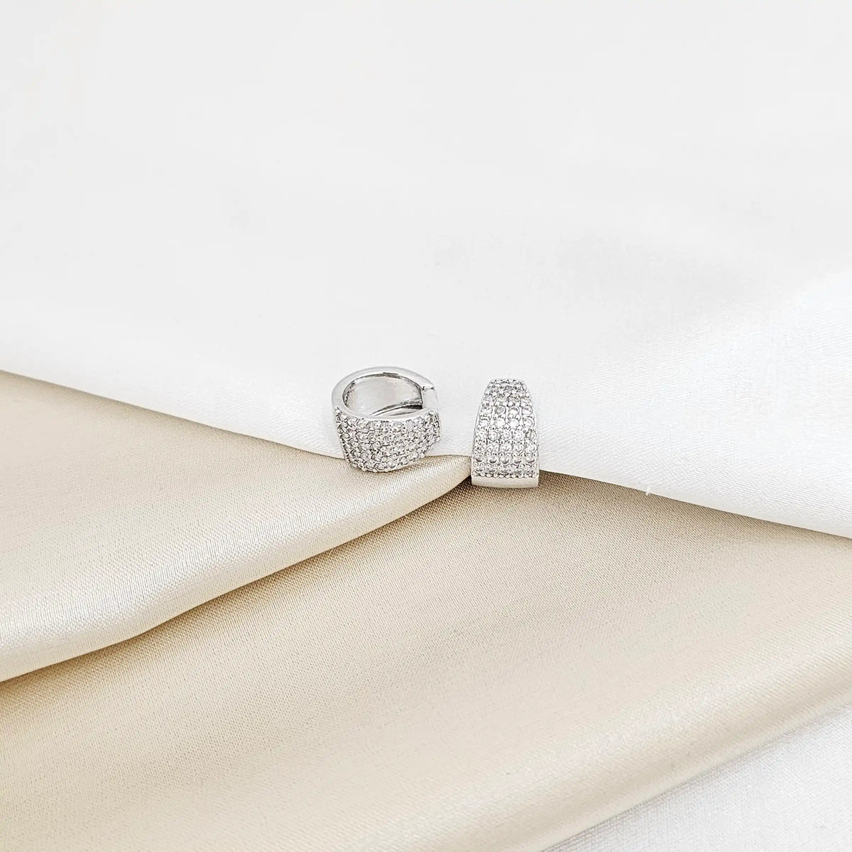 Earcuff Grueso Liso Y Con Circones Plateado Rf K7225