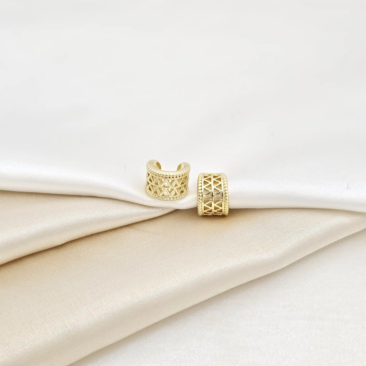 Earcuff Lazos Con Triangulos Dorado Rf K7042