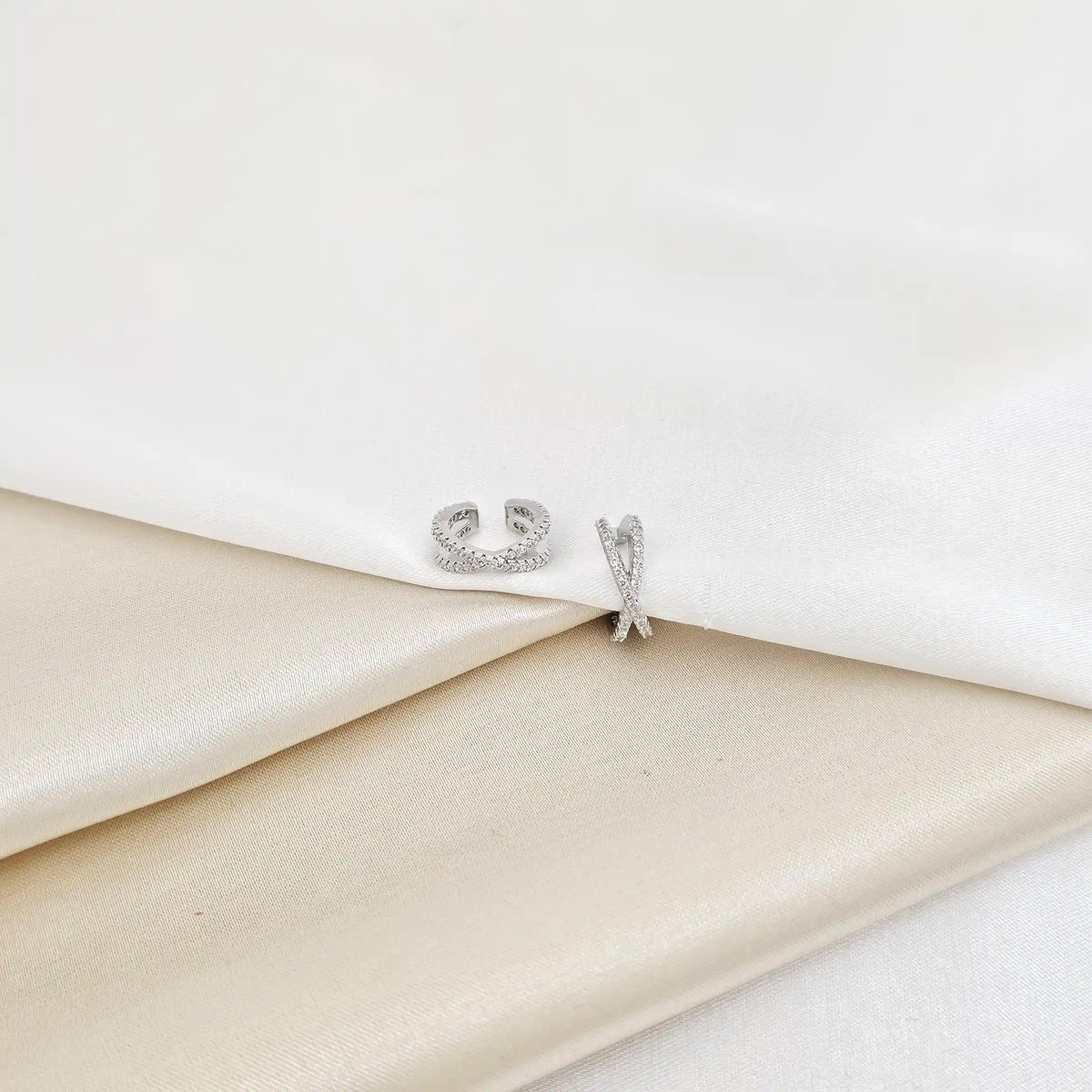 Earcuff Lineas Cruzadas Con Circones Plateado Rf K7203