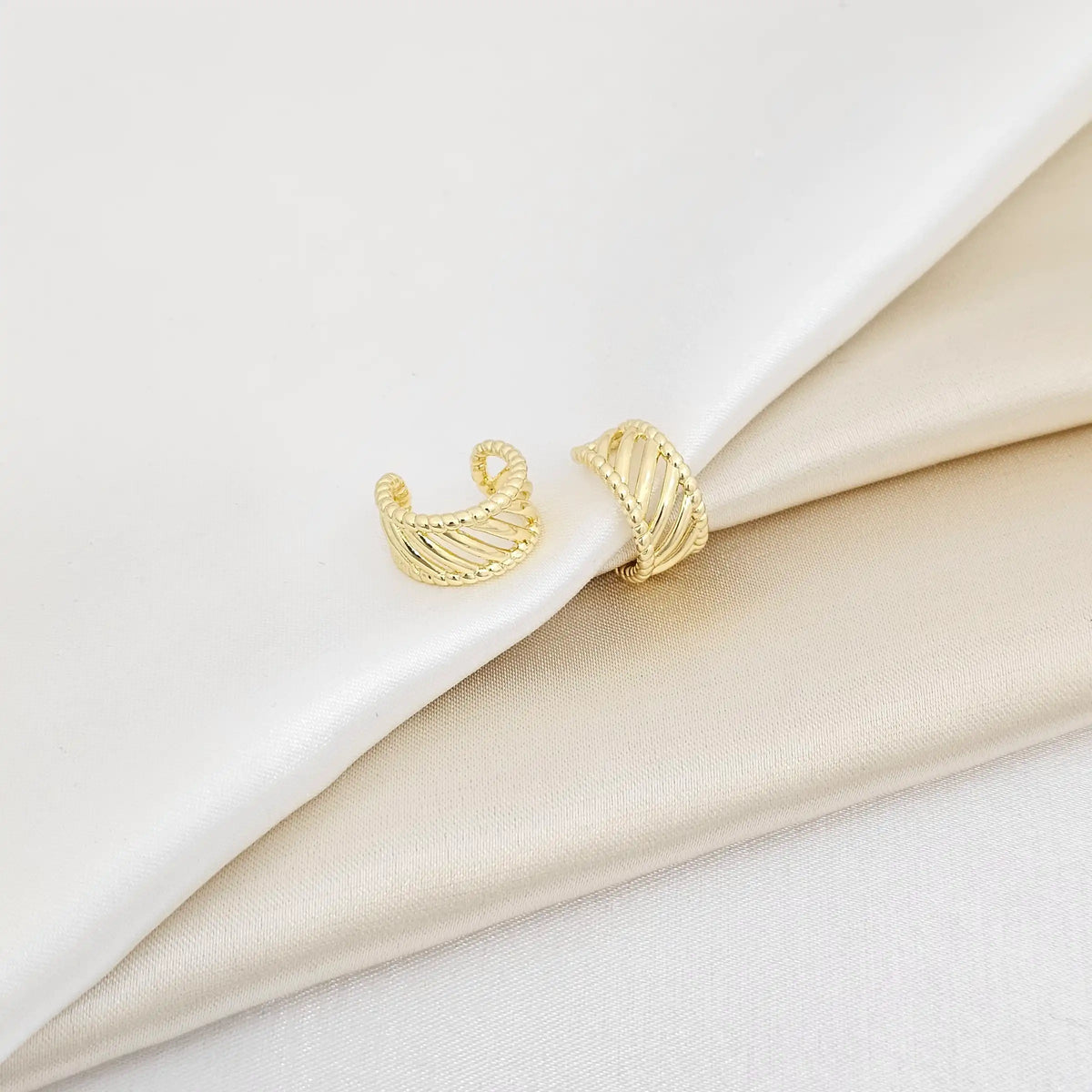 Earcuff Lineas En Diagonal Dorado Rf K6875