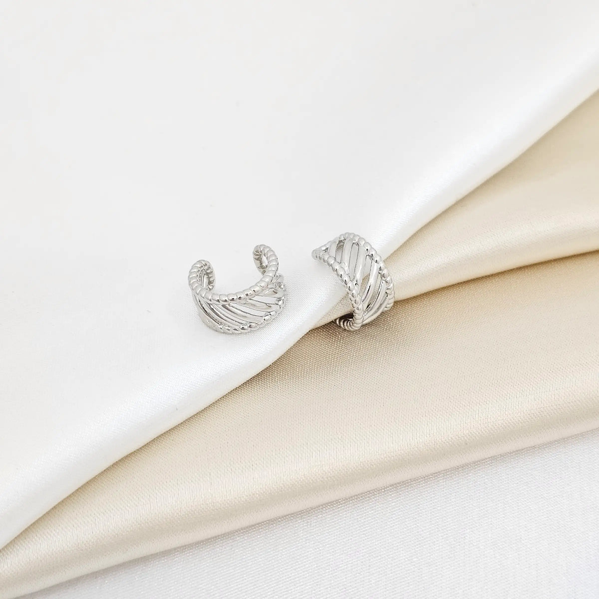 Earcuff Lineas En Diagonal Plateado Rf K6876