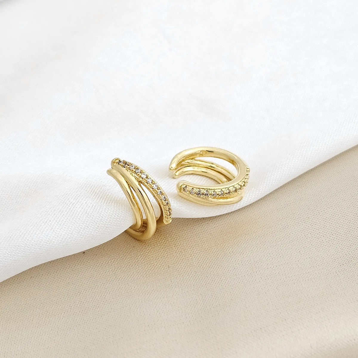 Earcuff Lineas Lisas Con Circones Dorado Rf K3398