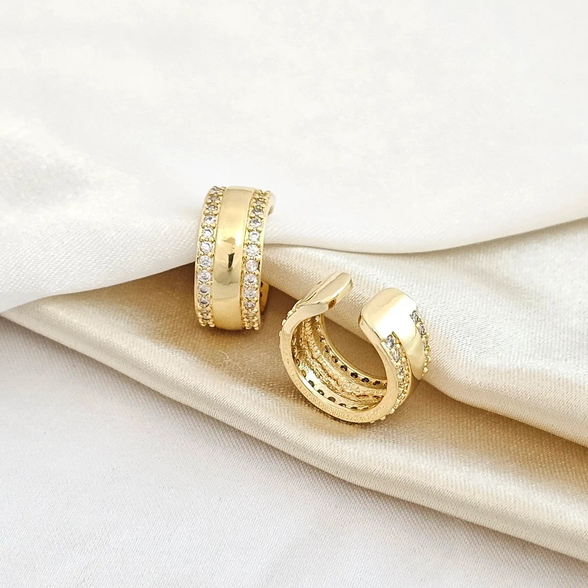 Earcuff Liso Con Dos Lineas De Circones Dorado Rf K4866