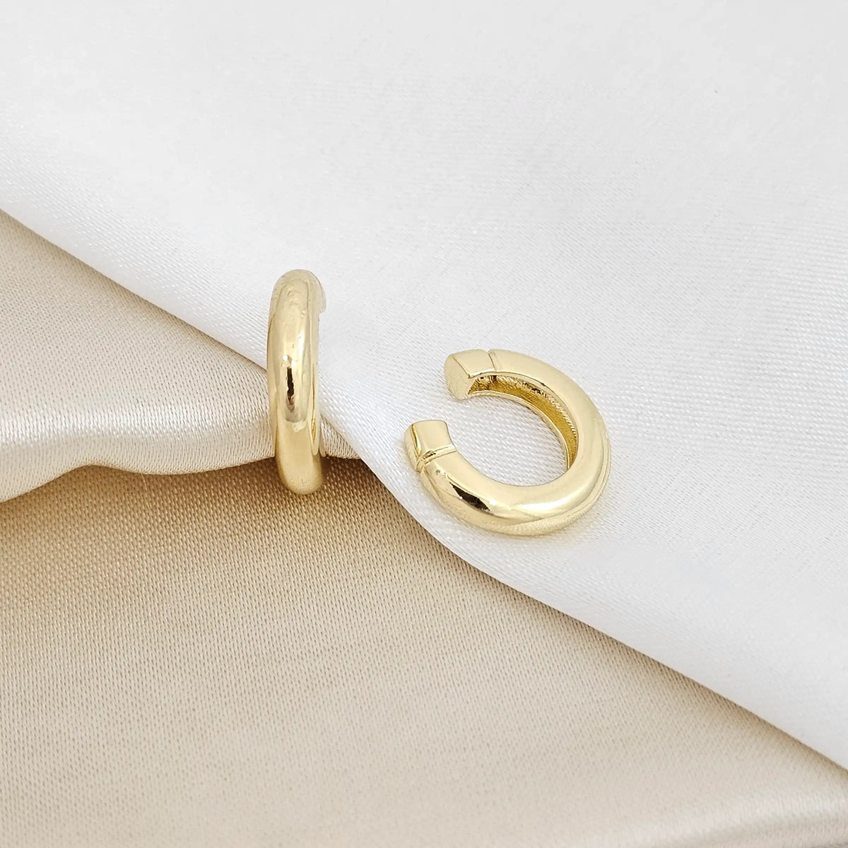 Earcuff Liso Con Separador En Puntas Dorado Rf K4024