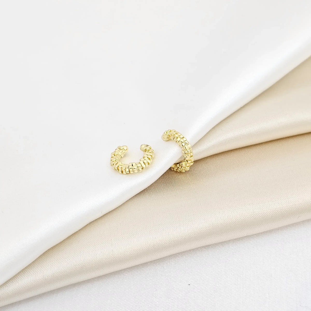 Earcuff Mini Cuadros En Fila Dorado Rf K6881