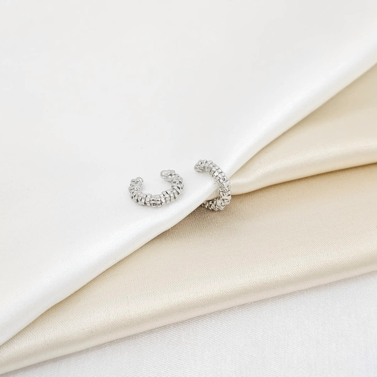 Earcuff Mini Cuadros En Fila Plateado Rf K6882