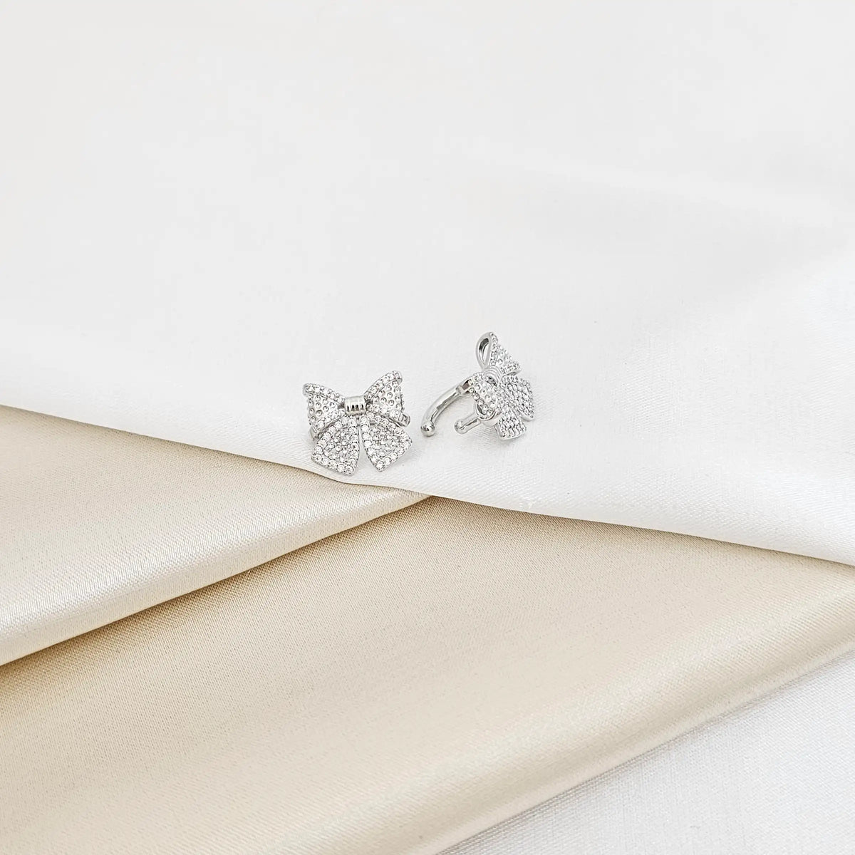 Earcuff Moño Plateado Con Circones Rf K7213