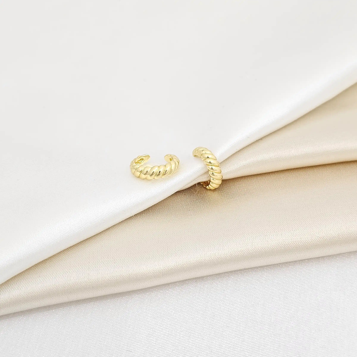 Earcuff Pequeño Lazo Dorado Rf K6893