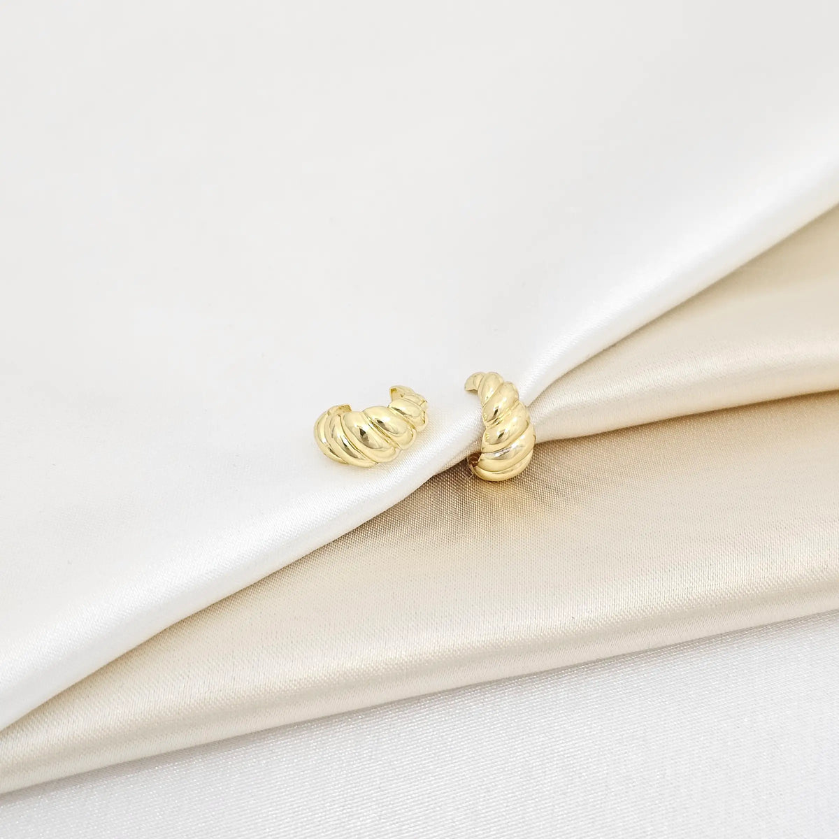Earcuff Pequeño Lazo Grueso Dorado Rf K6898