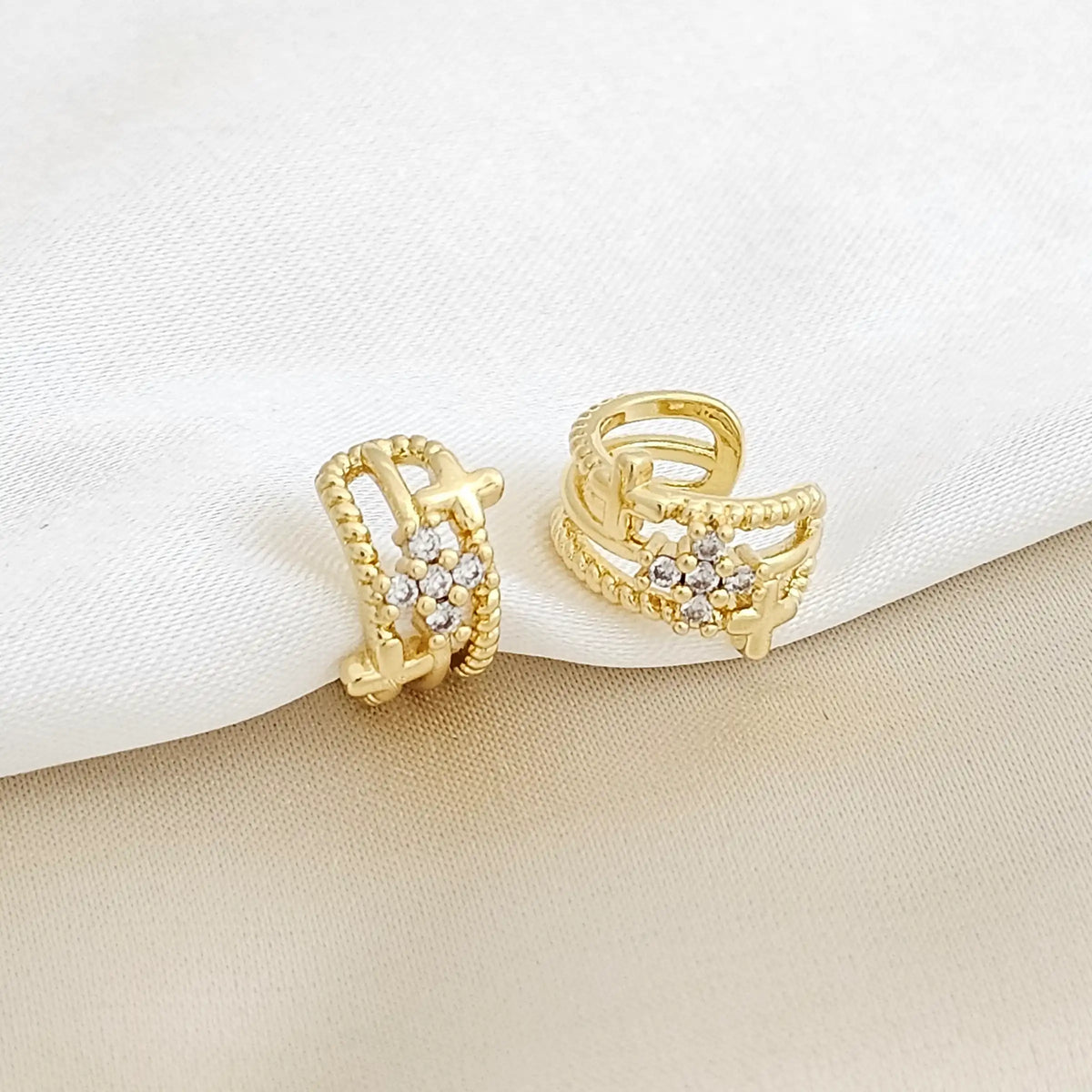 Earcuff Pequeño Lineas Con Cruces Dorado Rf K3401