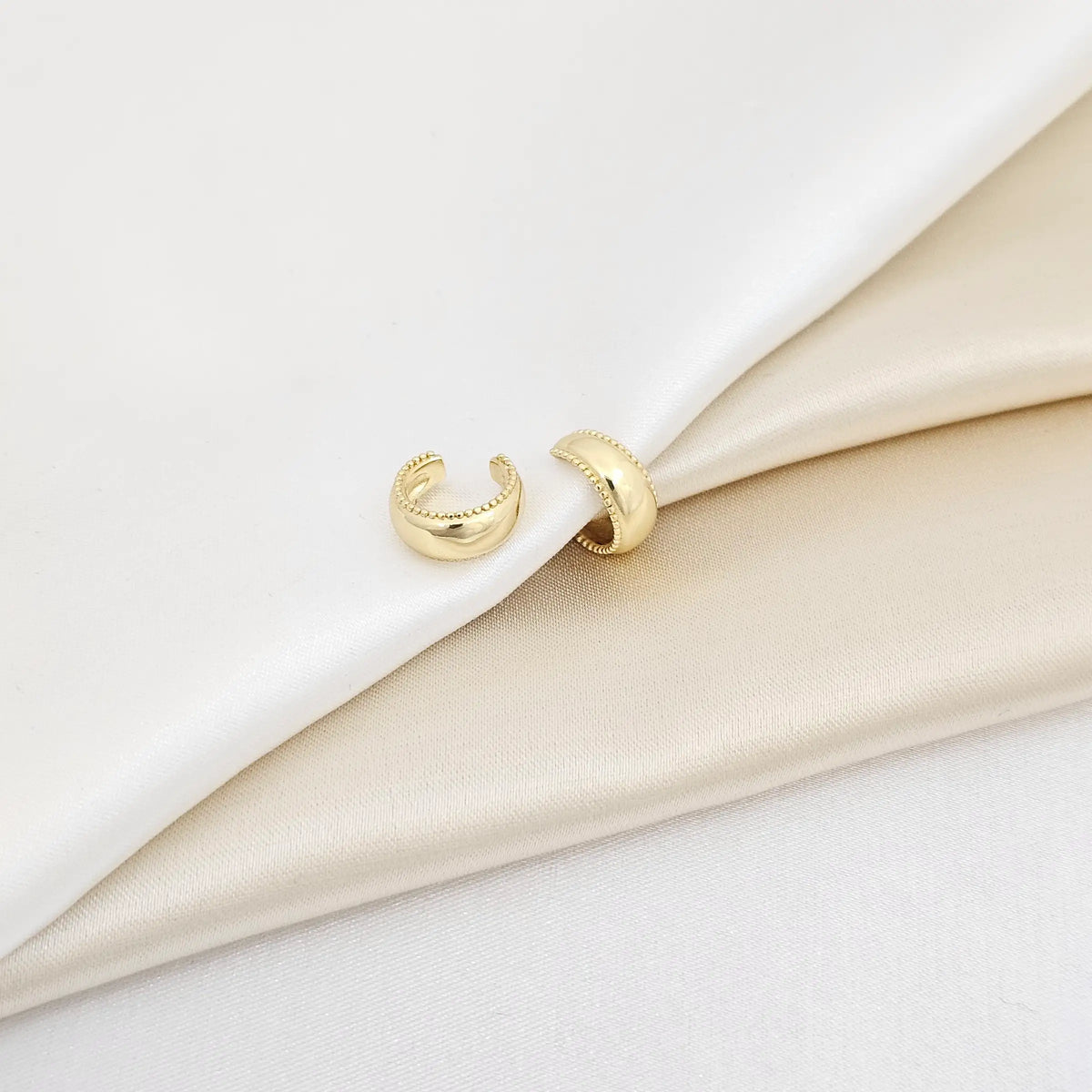 Earcuff Pequeño Liso Con Mini Balines Dorado Rf K6879