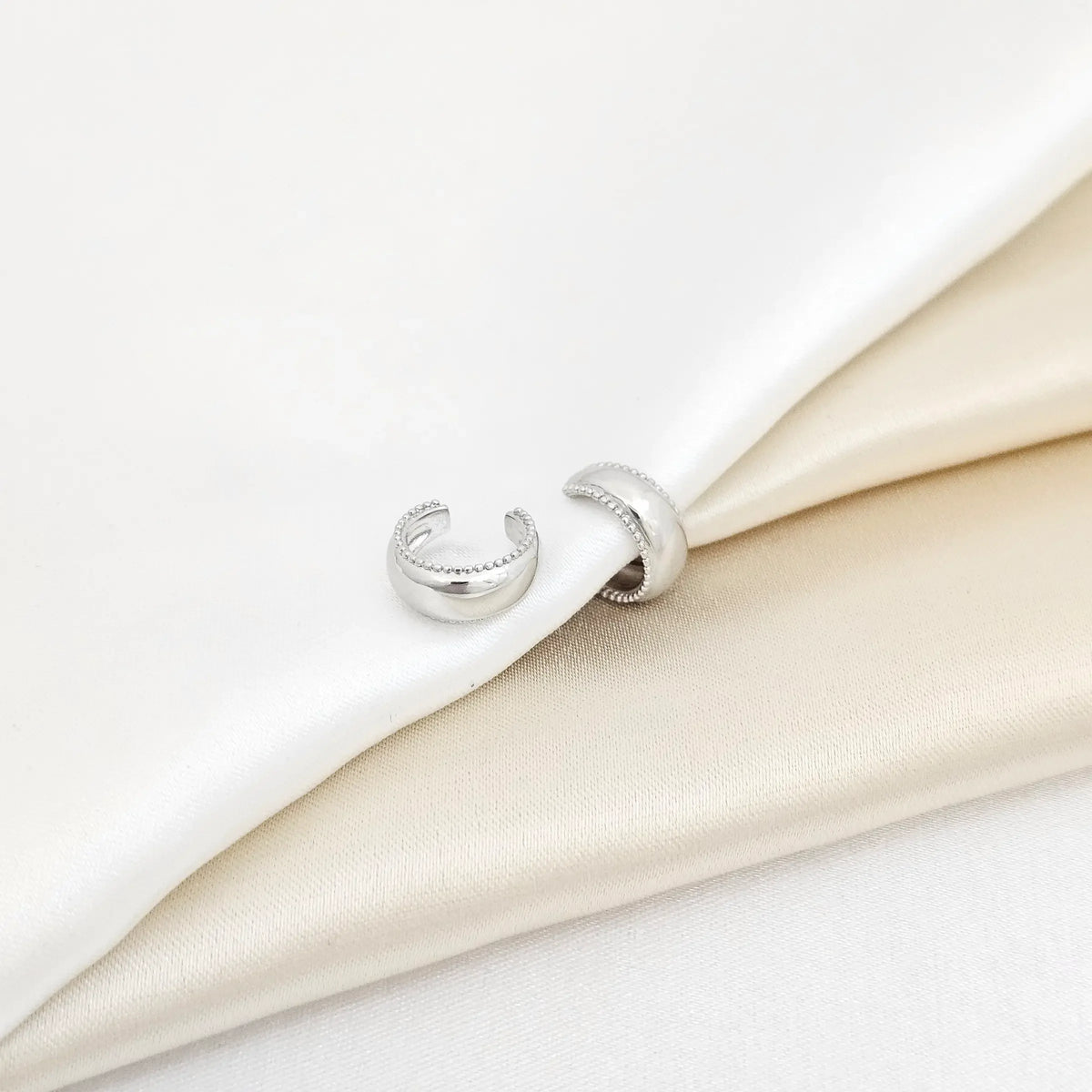 Earcuff Pequeño Liso Con Mini Balines Plateado Rf K6880