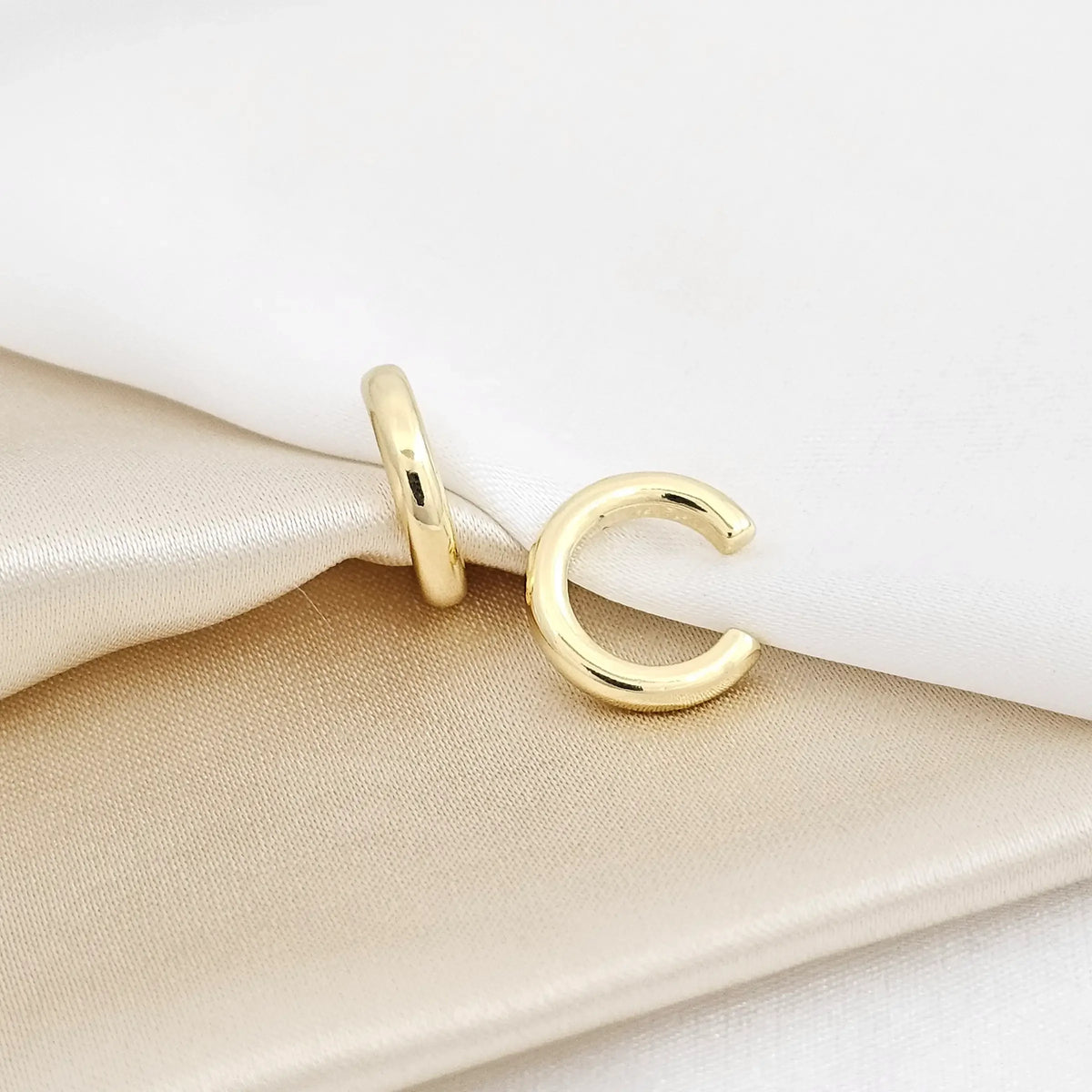 Earcuff Pequeño Liso Dorado Rf K4019