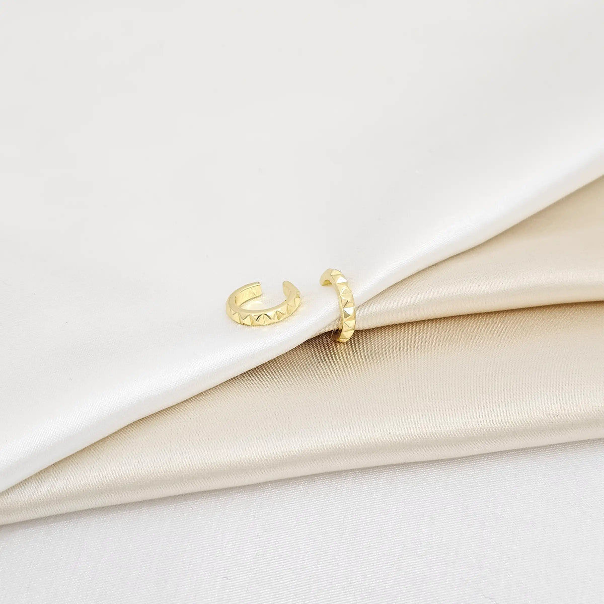 Earcuff Pequeño Piramides Dorado Rf K6897