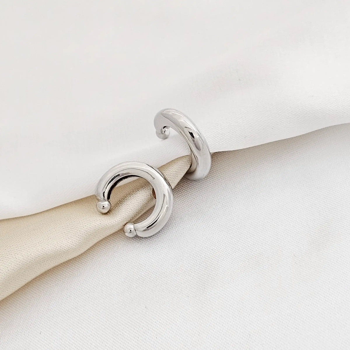 Earcuff Pequeño Plateado Rf K2387