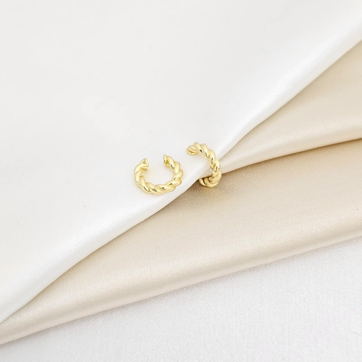 Earcuff Pequeño Trenzado Dorado Rf K7596