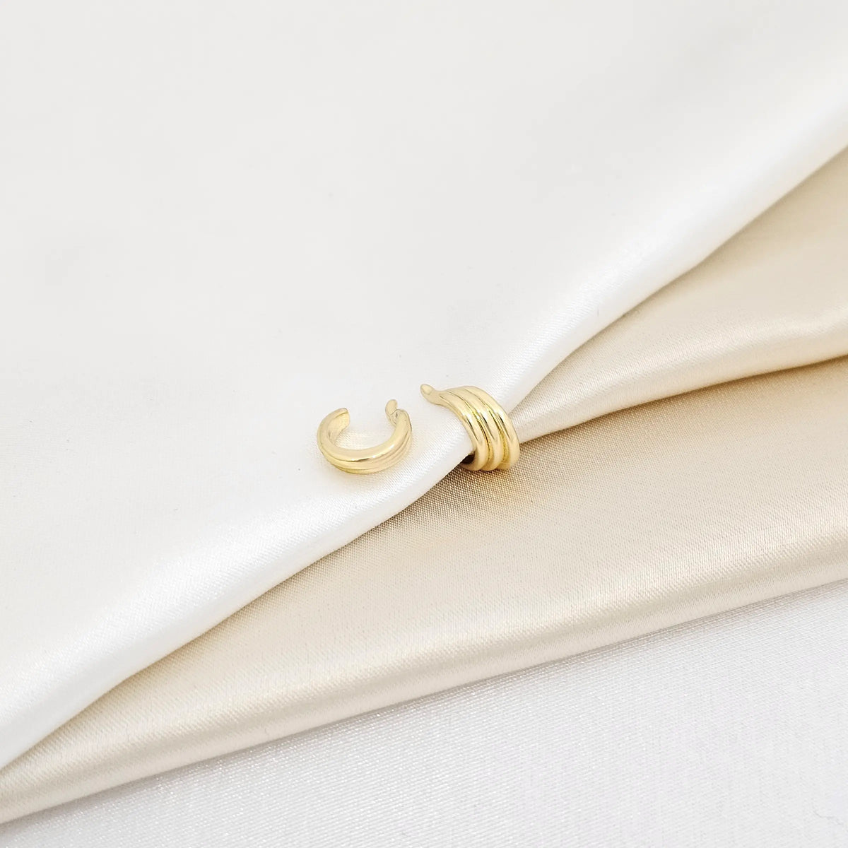 Earcuff Pequeño Tres Lineas Curvas Dorado Rf K6887