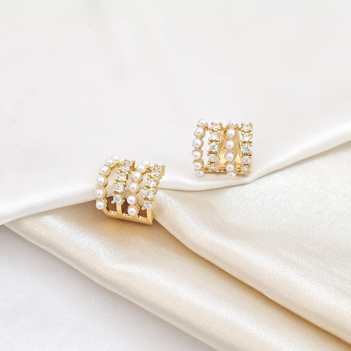 Earcuff Perlas Con Circones Cuatro Lineas Dorado Rf K4802