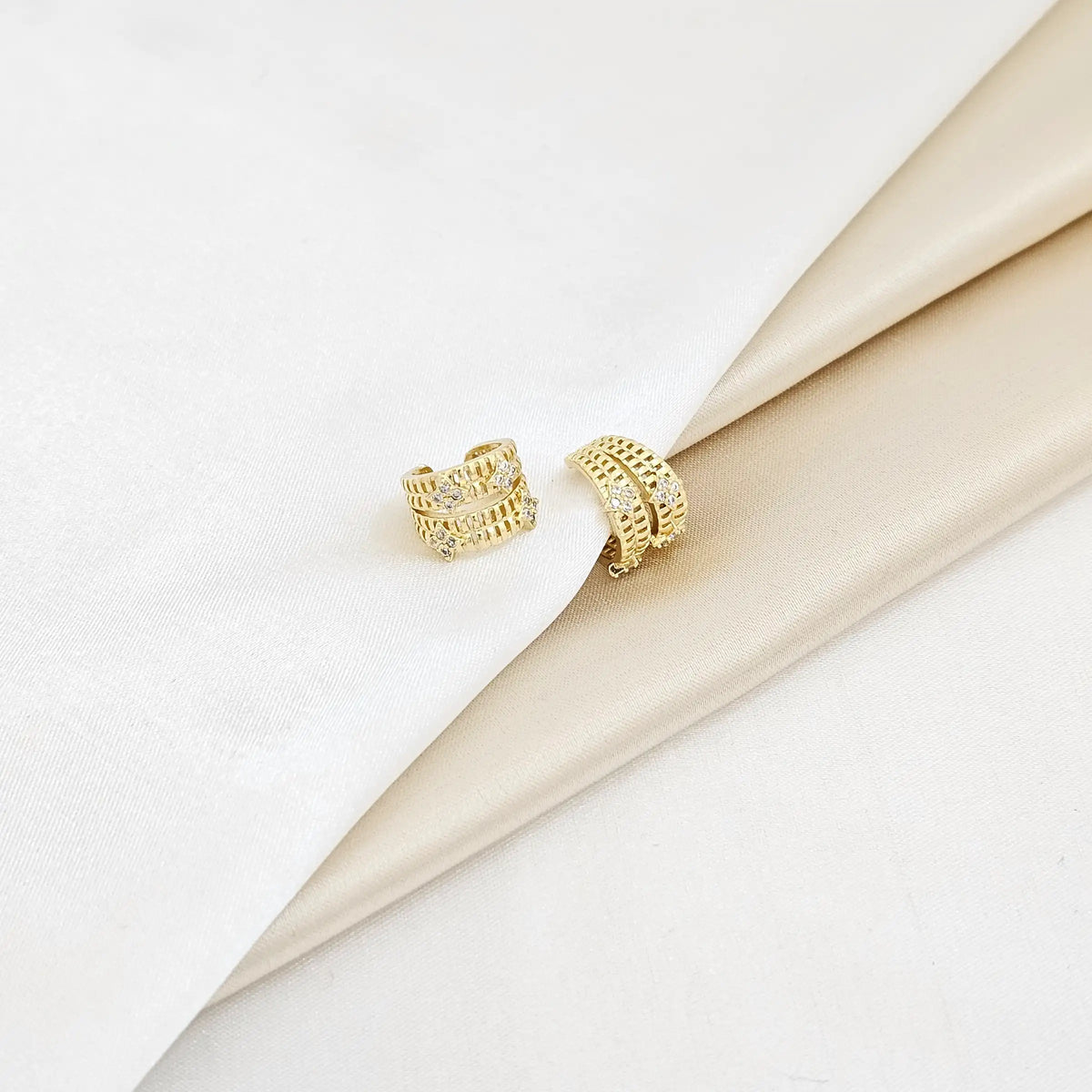Earcuff Rayas Con 4 Estrellas Circones Dorado Rf K6168