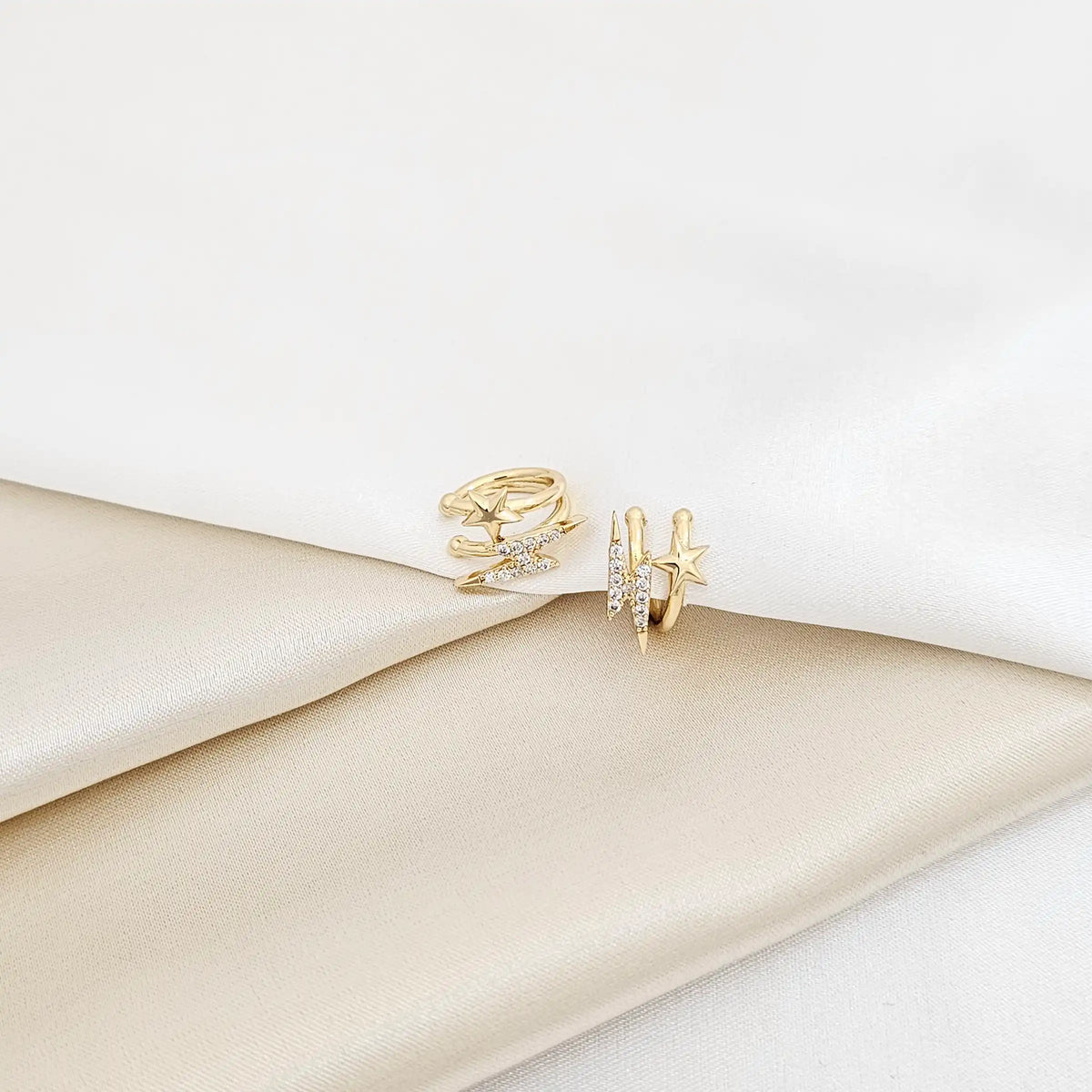 Earcuff Rayo Con Circones Y Estrella Dorado Rf K7210