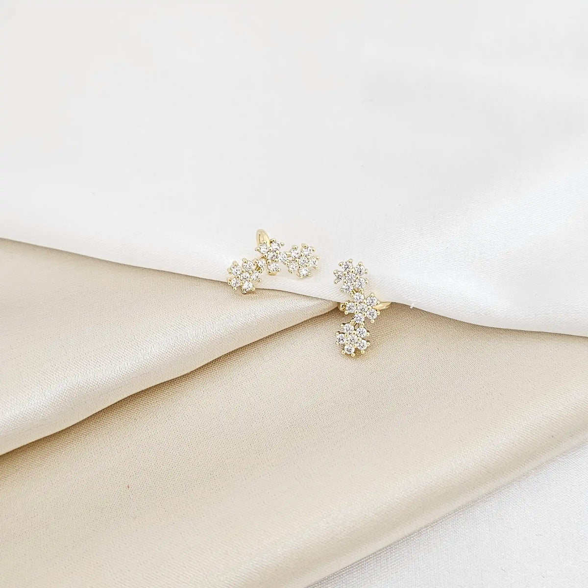Earcuff Tres Flores Dorado Con Circones Rf K7208