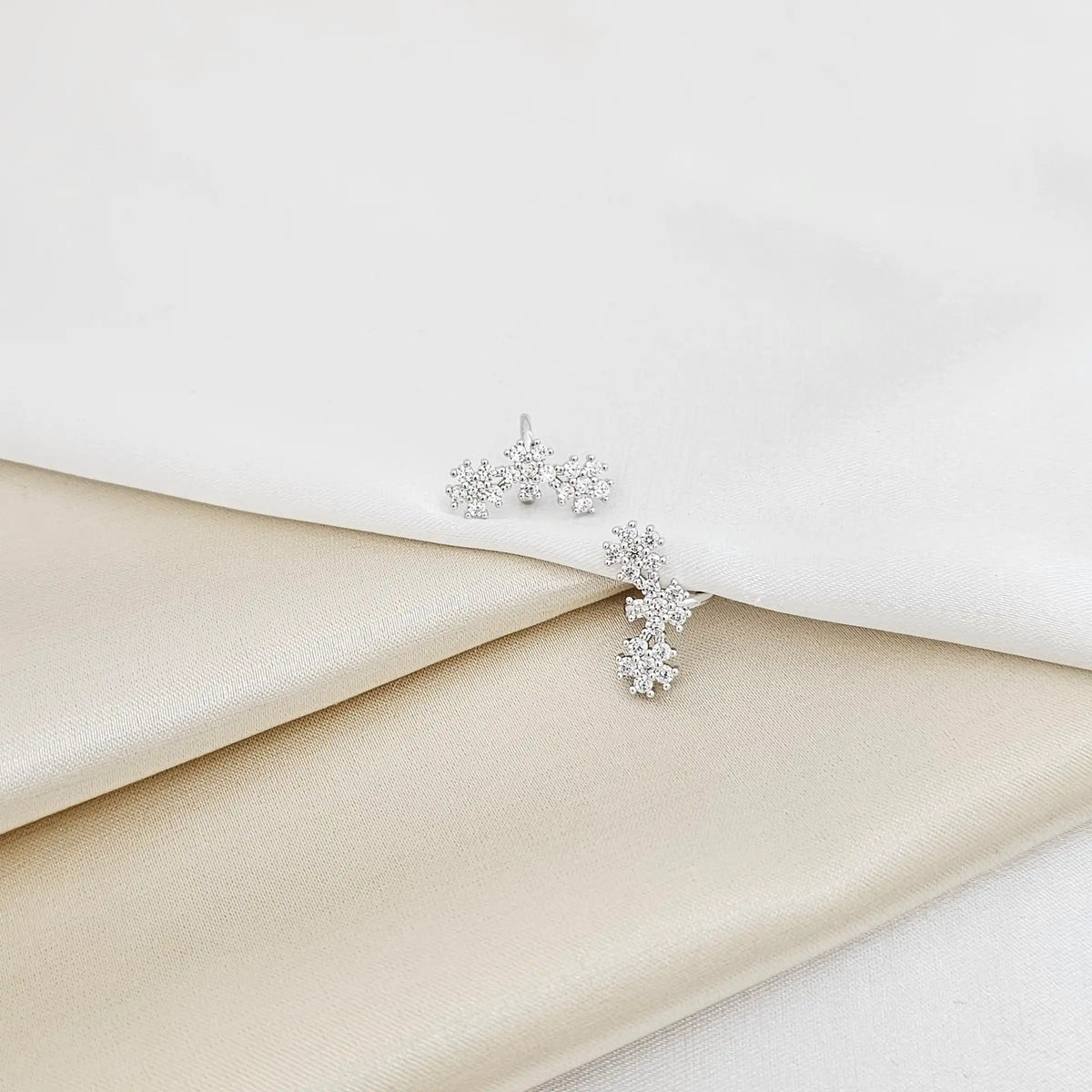 Earcuff Tres Flores Plateado Con Circones Rf K7209