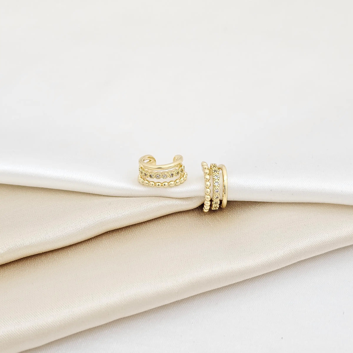 Earcuff Tres Lineas Balines Y Circones Dorado Rf K7004
