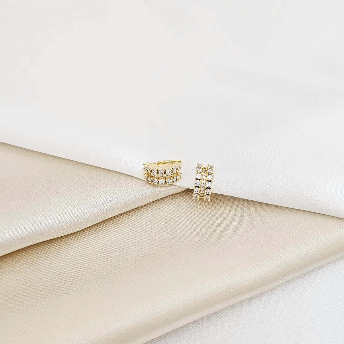 Earcuff Tres Lineas Circones Redondos Dorado Rf K7204
